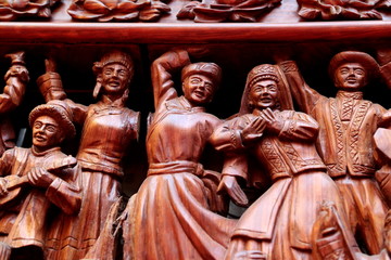 木刻民族团结载歌载舞的雕刻