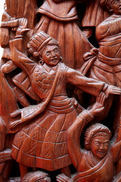 红木雕刻的少数民族人像