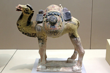 彩绘釉陶载物骆驼 唐代