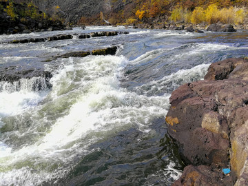 秋季河流激流