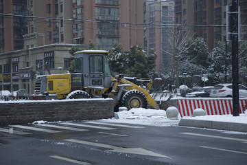 雪中的挖掘机