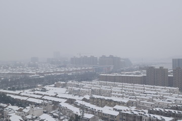远处眺望的城市雪景