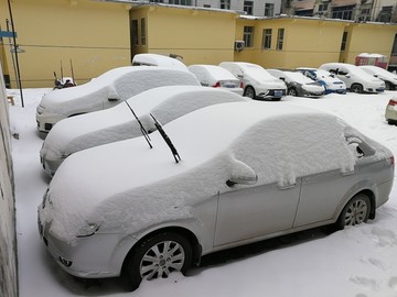 雪中停车场