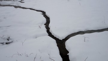 雪地小溪流