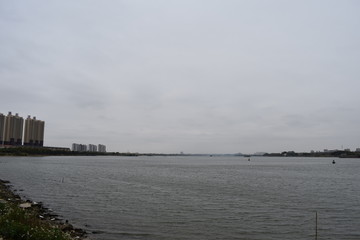 江河边风光