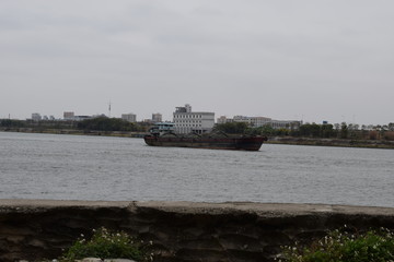 东江边运沙船