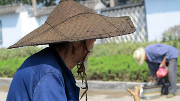 戴席夹子的老人 农村老人