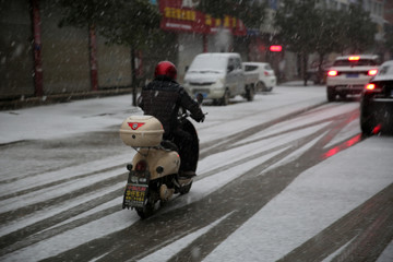 雪天骑车人