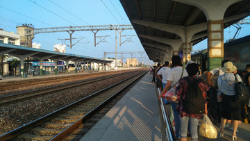 火车站台乘客