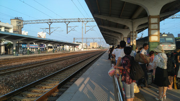 火车站台乘客