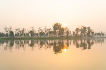 湖景日出