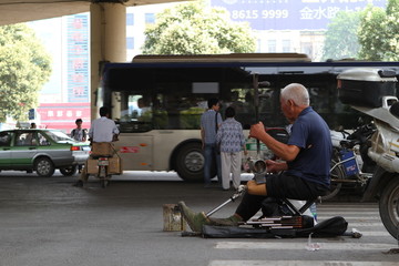 残疾人街头卖艺