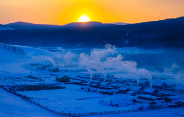 冬季东北山村日出