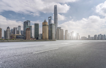 城市道路和上海摩天大楼