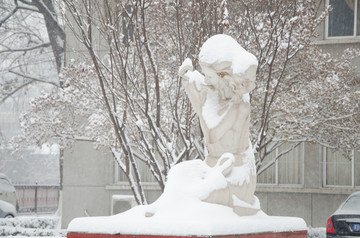 雪中的少女塑像