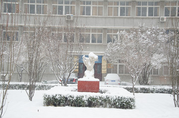 雪中的少女塑像