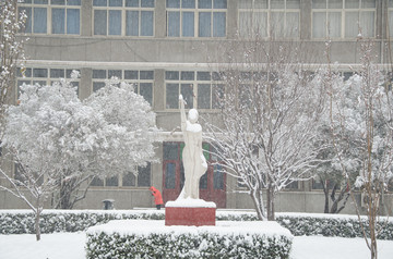 雪中的少女塑像