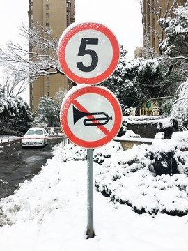 雪地里的交通标志