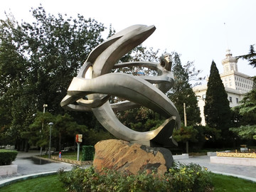海豚与人雕塑