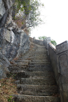 陡峭上山路