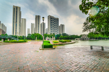 雨中的城市