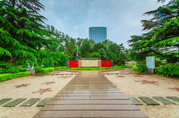 雨中的李大钊像