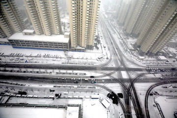 雪中的道路 十字路口