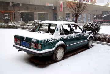 雪中的汽车