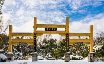 园林牌楼雪景