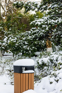 园林垃圾桶雪景
