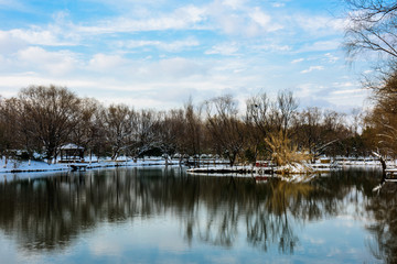 小湖雪景