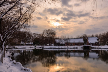 小湖雪景