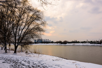 滨江雪景