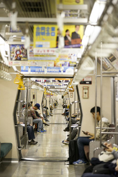日本地铁车厢内部