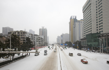 雪中街道球场路