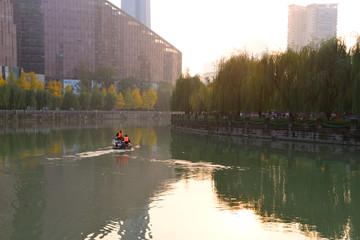 锦绣天府塔倒影 环卫工河道保洁