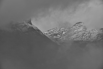 雪山云雾弥漫 黑白摄影