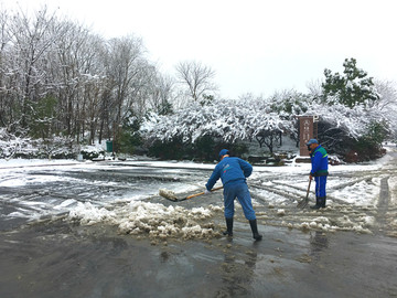 清扫雪地