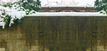 围墙积雪