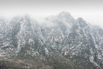雪山 山峰