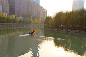 锦绣天府塔倒影 环卫工河道保洁