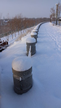 大雪 石墩 围栏