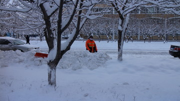 扫雪的环卫工人