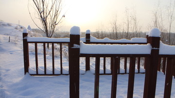 雪地 木栅栏 扶梯
