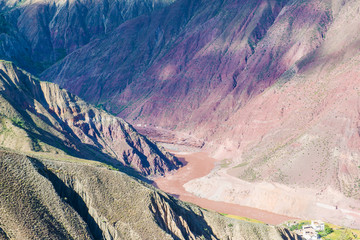 西藏 安久拉山 峡谷 红山