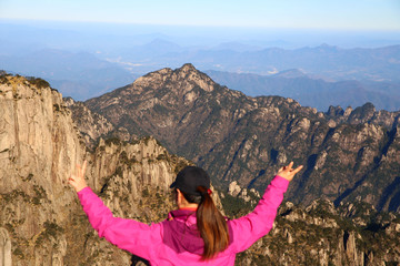 游人面向大山