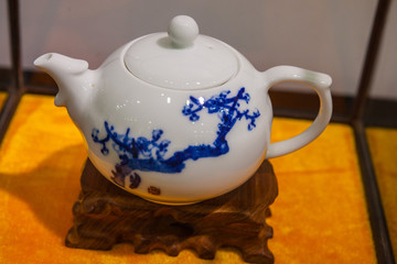 白瓷茶壶