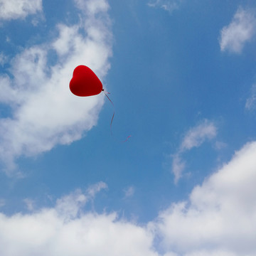 飘在天空的红气球