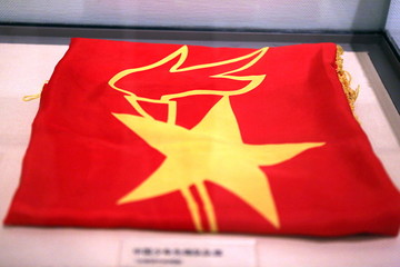 折叠状的中国少先队旗帜