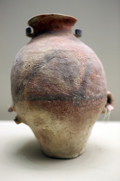 马家窑文文化出土的红色陶罐正面